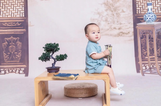 宣威宝宝边吃奶边挣扎烦躁